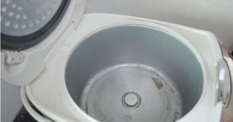 Có thể bạn chưa biết, vệ sinh ở vị trí này của nồi cơm điện sẽ tiết kiệm cả triệu tiền điện mỗi năm